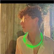 Studente di terza liceo che offre ripetizioni di storia ai ragazzi delle medie e di prima/seconda liceo